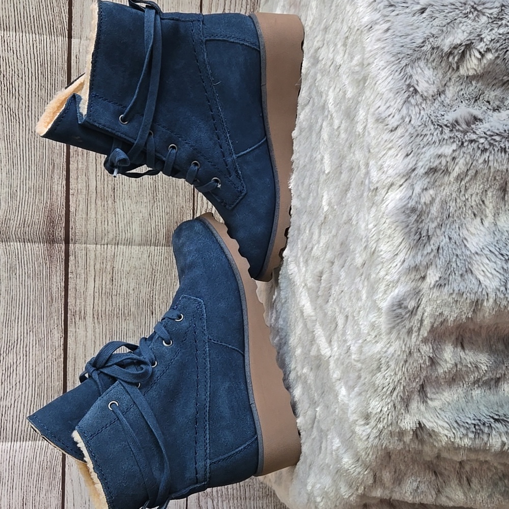 Bearpaw Blue Wedge Winter Boots, Womens Size 6, Great Condition - Picture 8 of 8